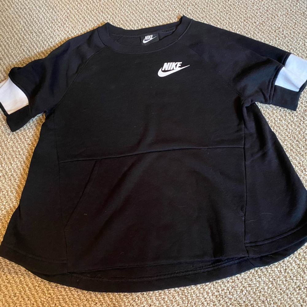 Back to School! Nike short-sleeve sweatshirt